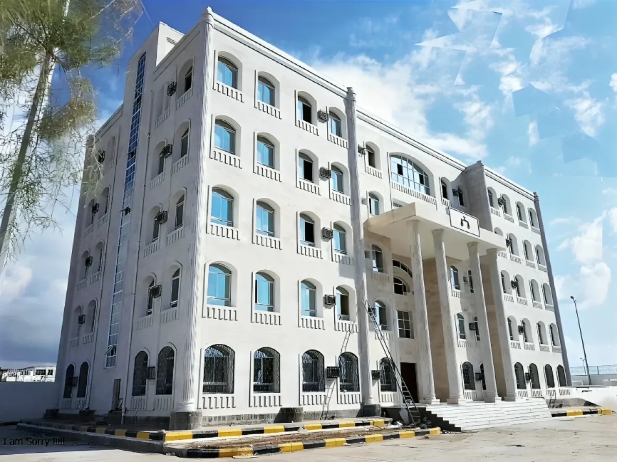 نيابة عدن تصدر أمر قبض قهري بحق متهم بـ“الاعتداء على طفل” وتوجه بمنعه من السفر
