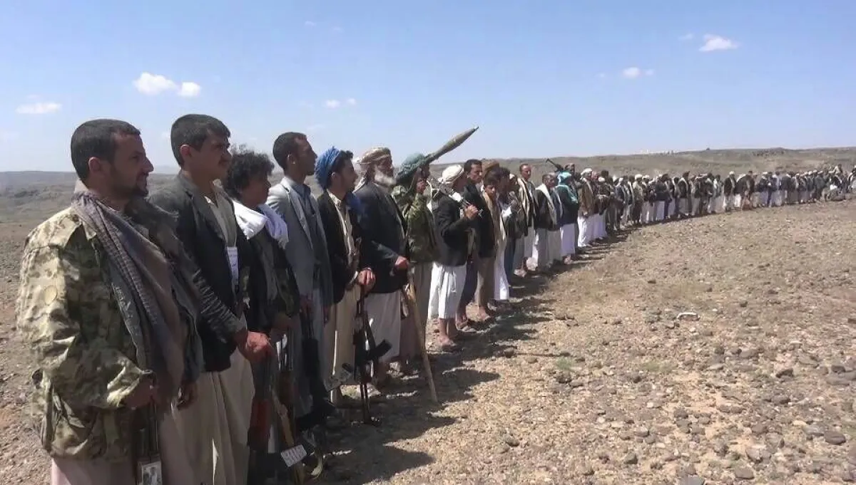 وقفة احتجاجية قبلية حاشدة تطالب مليشيا الحوثي بالإفراج الفوري عن مسؤول من همدان