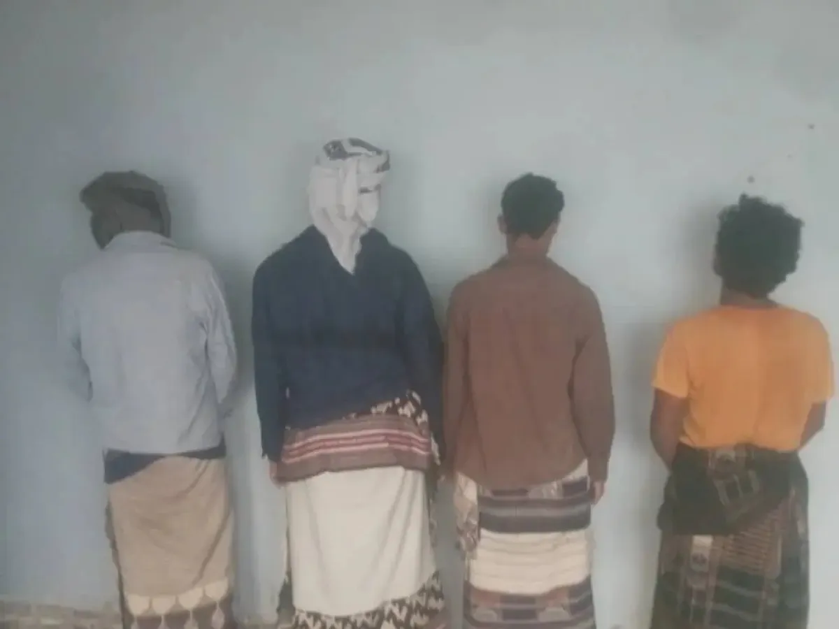 أمن أبين يضبط 4 متهمين بعمليات تقطع وابتزاز في طريق الحرور بخنفر