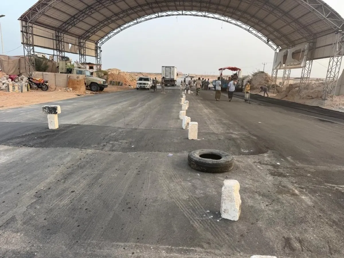السلطة المحلية بالمهرة تنجز سفلتة المدخل الجنوبي للغيضة