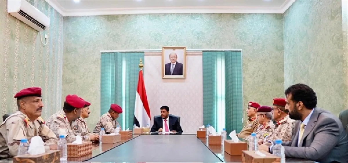 العليمي يؤكد على توحيد القرار العسكري ورفع الجاهزية لمواجهة التنظيمات الإرهابية