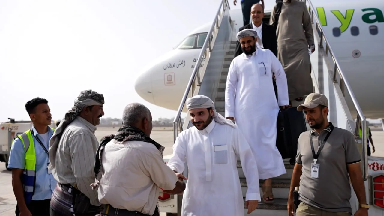 مشائخ قبائل يافع وقيادات عسكرية ومدنية وأكاديميون يستقبلون السلطان نواف بن فضل العفيفي في مطار عدن الدولي
