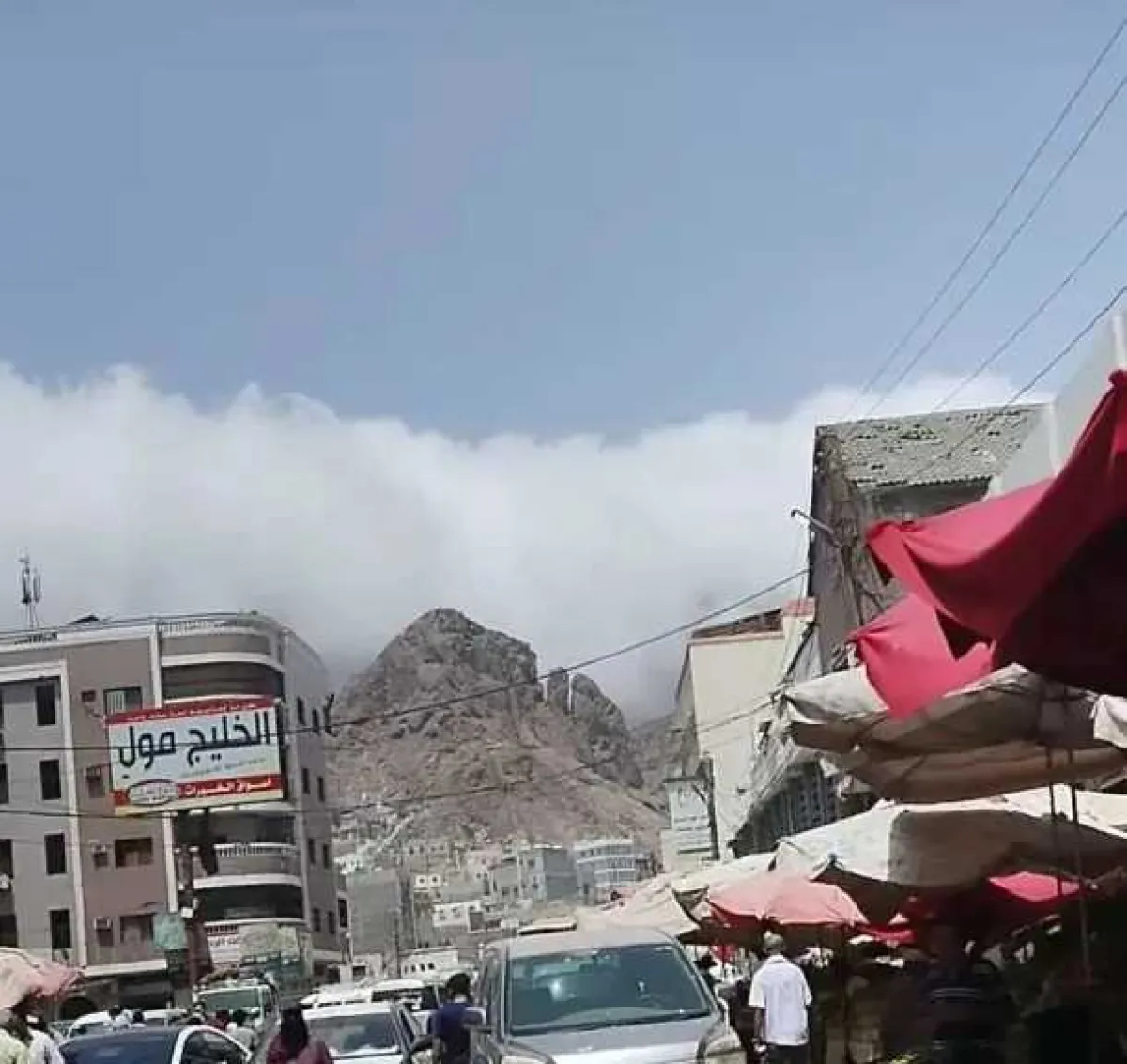 ”كريتر تختنق” .. سحب كثيفة وحرارة مُتصاعدة تُحوّل المدينة إلى ”فرن”