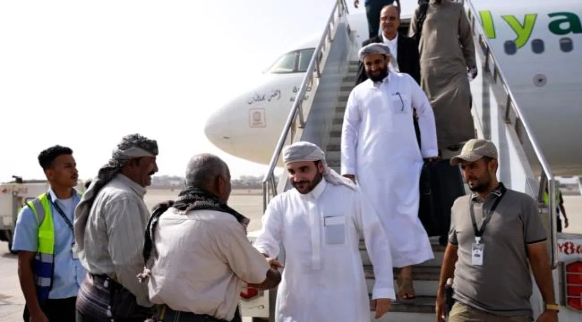 استقبال كبير لسلطان يافع في مطار عدن الدولي 