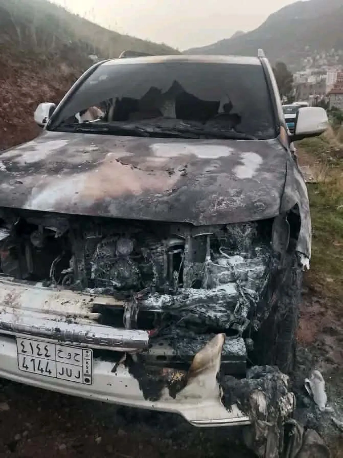 إب.. مجهولون يضرمون النار في سيارة مغترب عقب وصوله إلى قريته