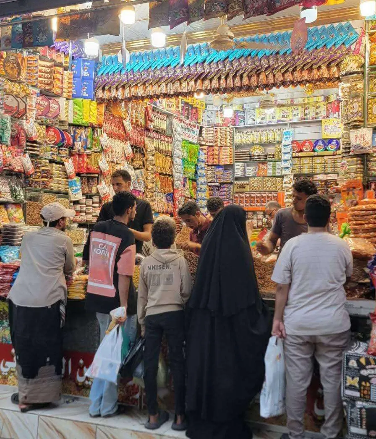 أسواق عدن تشتعل بالحركة.. إقبال كبير على الشوكولاتة والمكسرات قبيل العيد