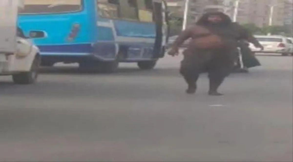 رجل بمظهر غريب يثير الرعب في مصر الجديدة.. والأمن يتدخل
