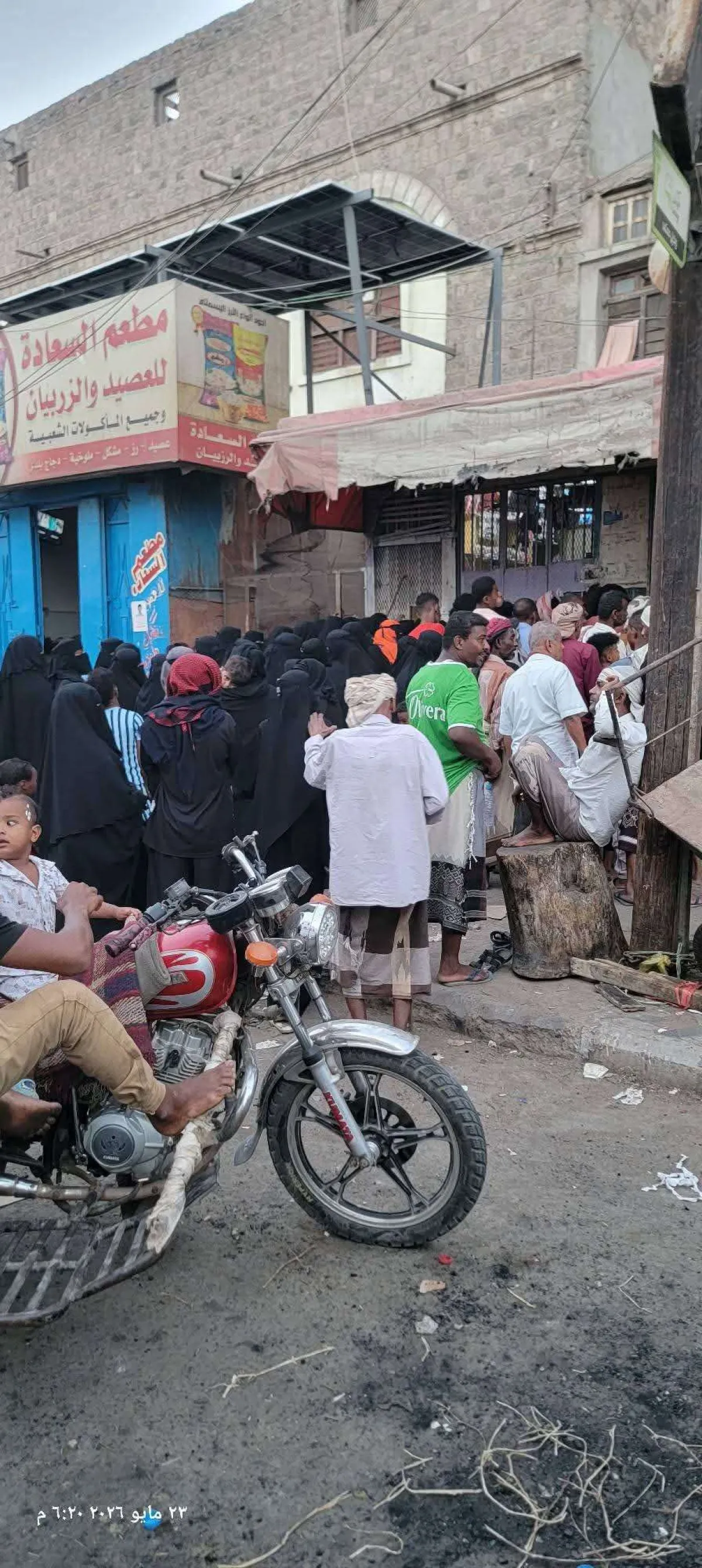 طوابير طويلة لمستفيدي برنامج الغذاء العالمي في الشيخ عثمان