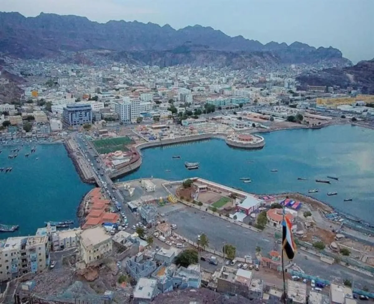 عدن… إيقاف مدير شرطة الممدارة على خلفية قضية اغتصاب طفل