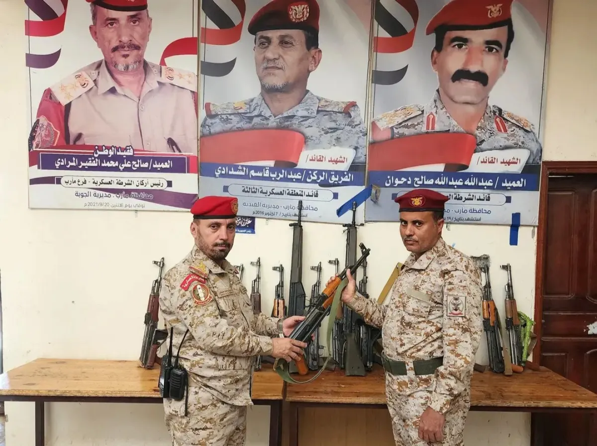 الشرطة العسكرية في مأرب تسلّم دفعة من الأسلحة المضبوطة للمنطقة الثالثة