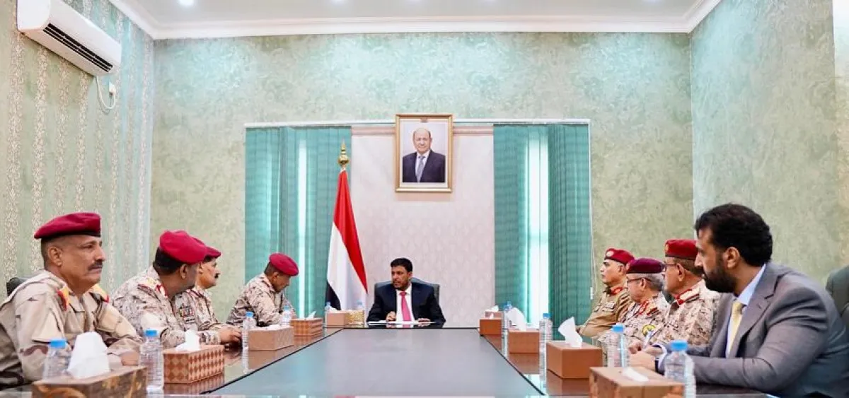 الرئاسي يناقش الجاهزية القتالية مع قيادات وزارة الدفاع