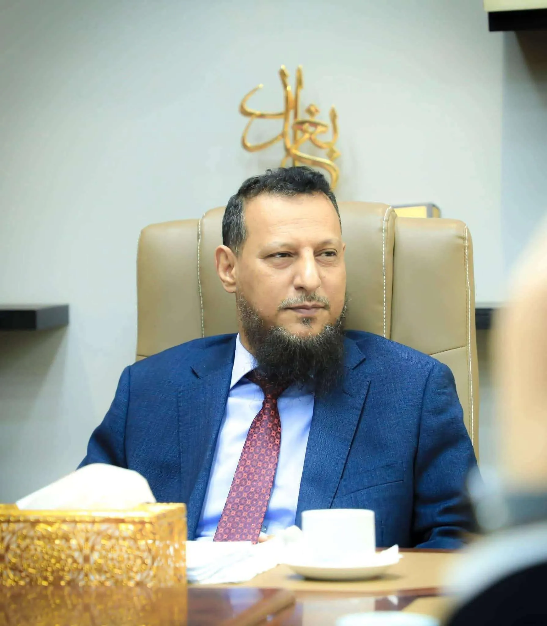 عاجل:محافظ عدن يوقف اول مسوول امني على خلفية اطلاق سراح مغتص ب طفل