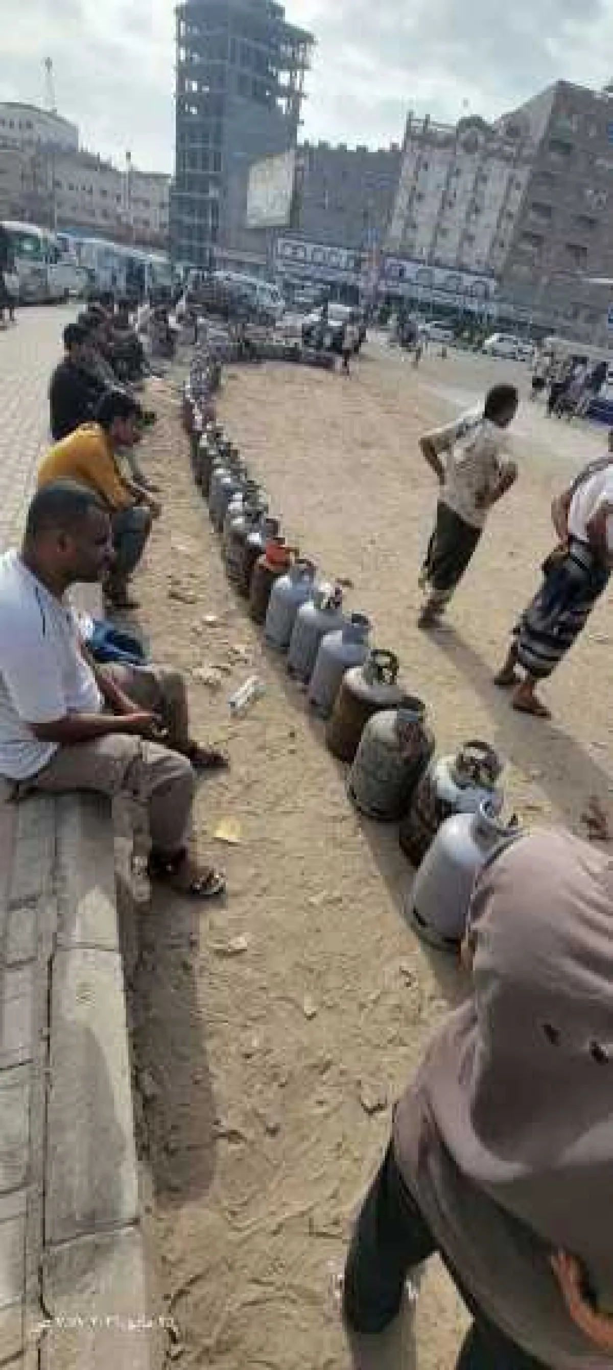 ”جحيم الطوابير في عدن.. الغاز يختفي قبل العيد وصوت الغضب يطالب بإقالة المسؤول الأول”