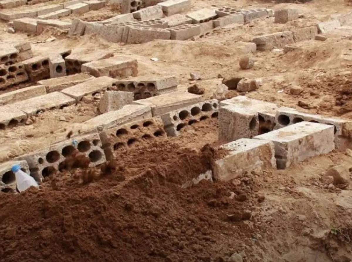 دفن 43 جثة مجهولة الهوية بعد تراكمها في ثلاجات مستشفيين بعدن