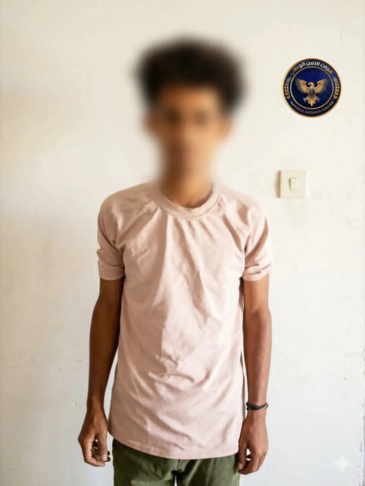 قوات طوق العاصمة عدن تضبط مطلوبا أمنيا في نقطة العلم وتحيله إلى قيادة الأمن الوطني