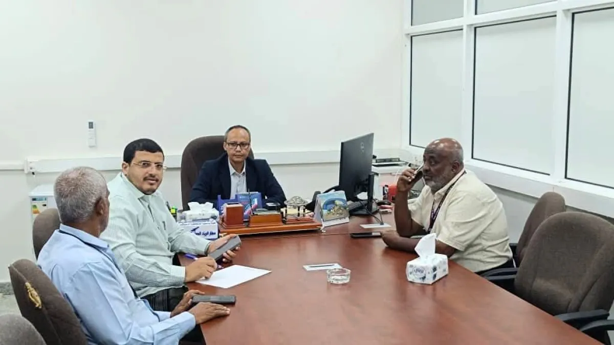 مدير عام مطار الريان الدولي يبحث مع شركة النفط بساحل حضرموت خطة تموين الطائرات بالوقود