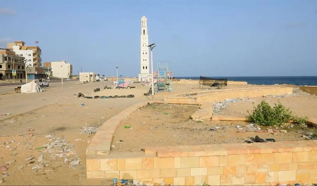 كارثة خدمية تضرب سواحل حضرموت قبيل العيد.. والمتنفسات خارج الخدمة