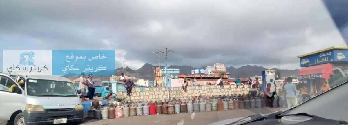 عاجل:ازدحام غير مسبوق امام محطات بيع الغاز في عدن