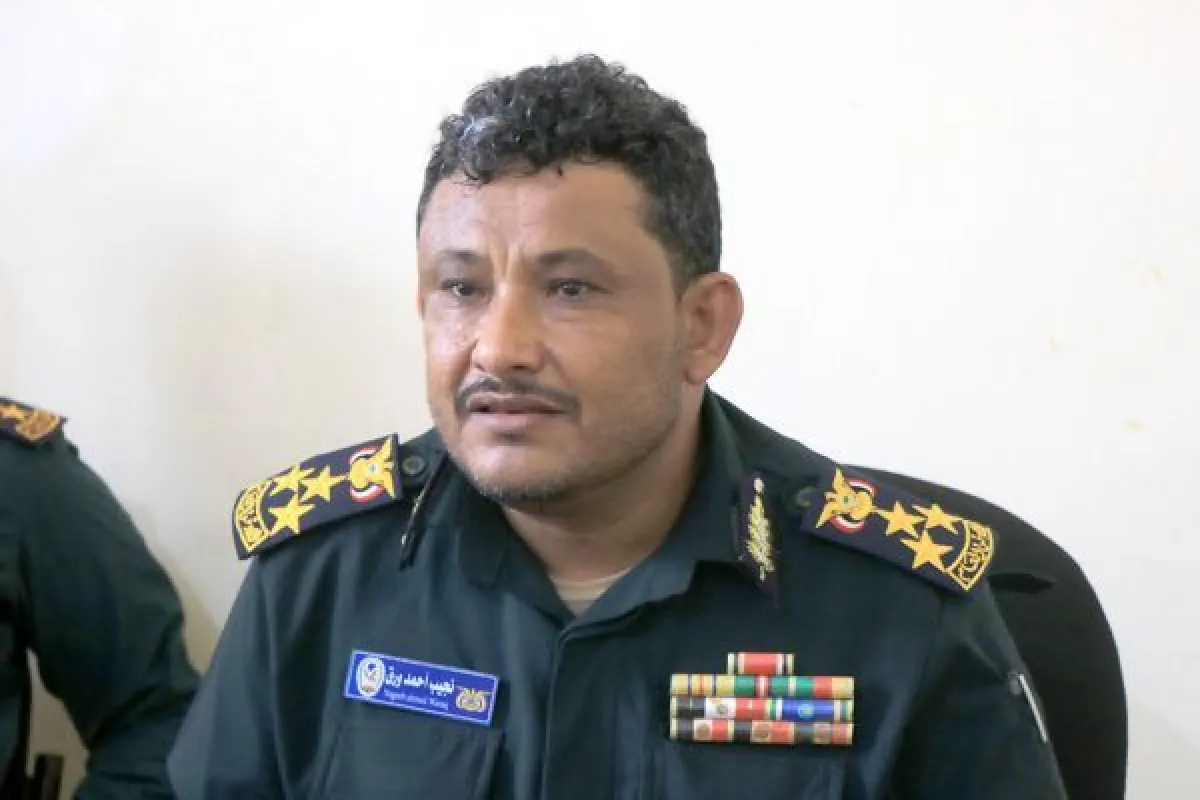 مدير أمن الحديدة يزور رئيس نادي الشاطئ بالخوخة ويتكفل بعلاجه بعد تعرضه لجلطة مفاجئة