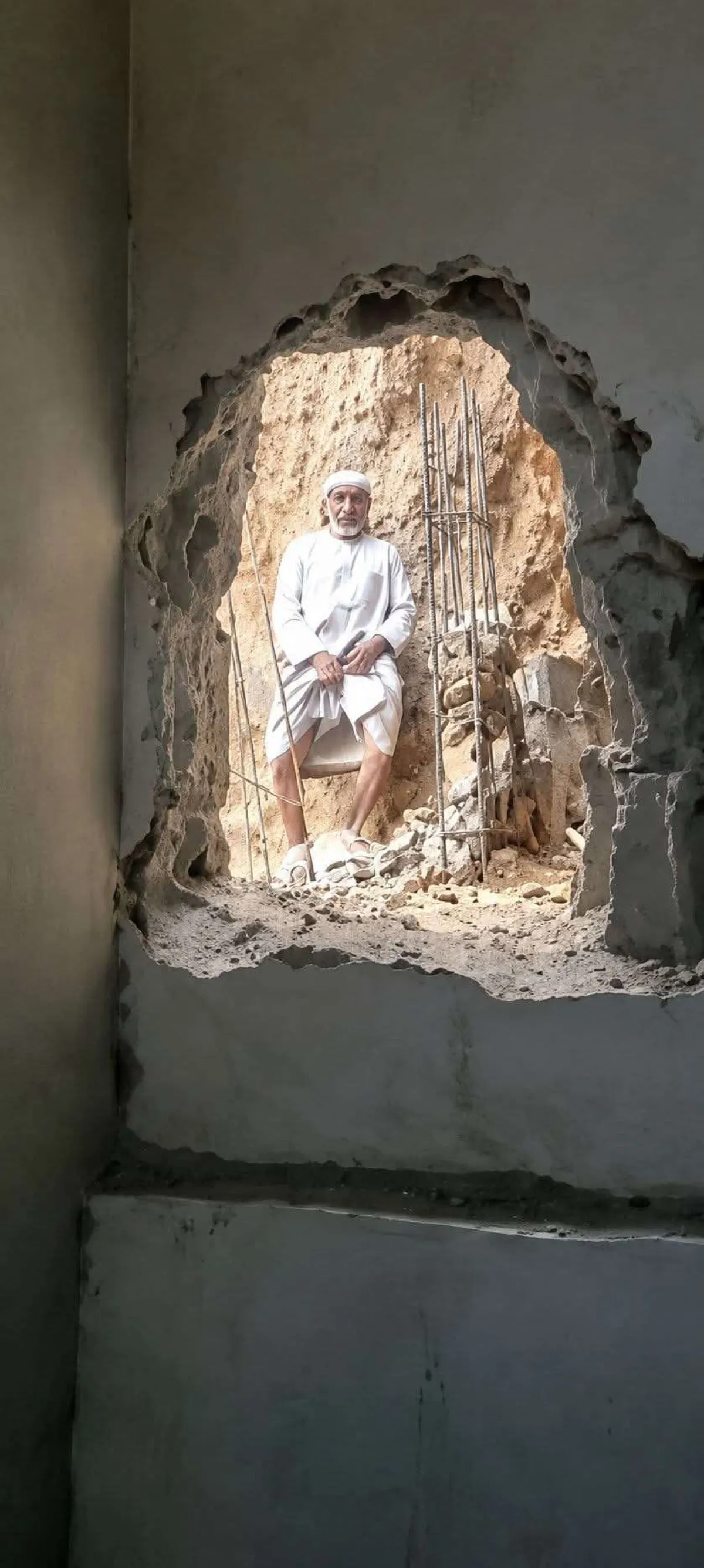 دعوات للقبض على مسن اخرج عضوه الذكري ليتيمه قامت بتصويره اثناء هدمه لجدارهم