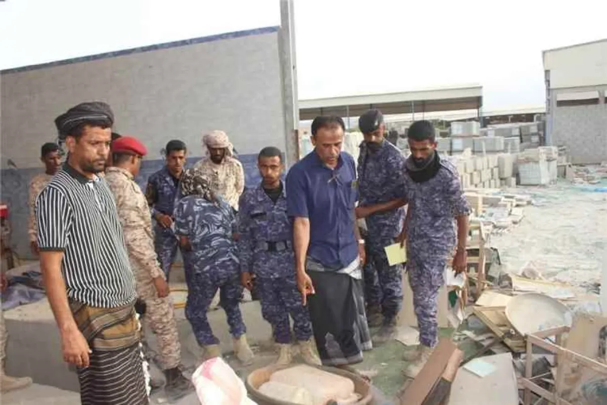 حملة أمنية في حضرموت تطيح بمعامل غير قانونية لاستخراج الذهب بالمكلا
