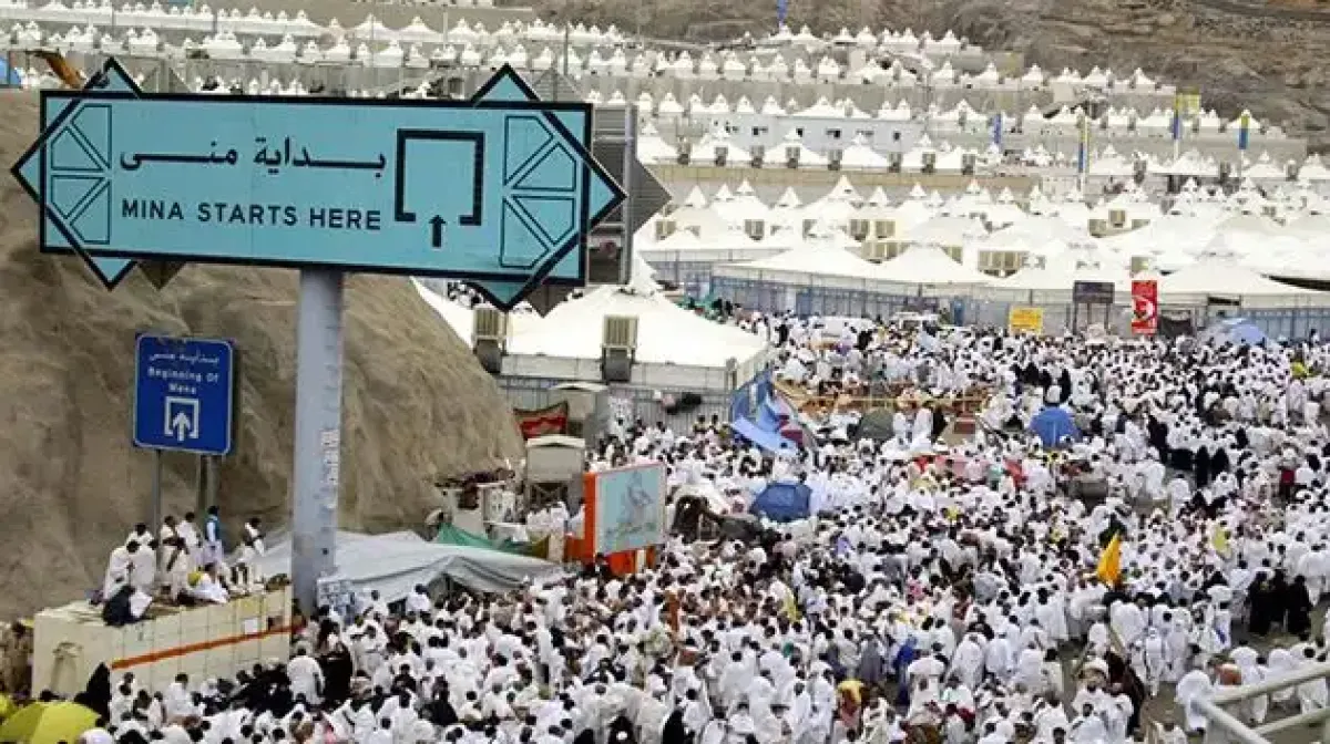 حجاج بيت الله الحرام يتدفقون إلى مِنى لقضاء يوم التروية إيذاناً ببدء مناسك الحج