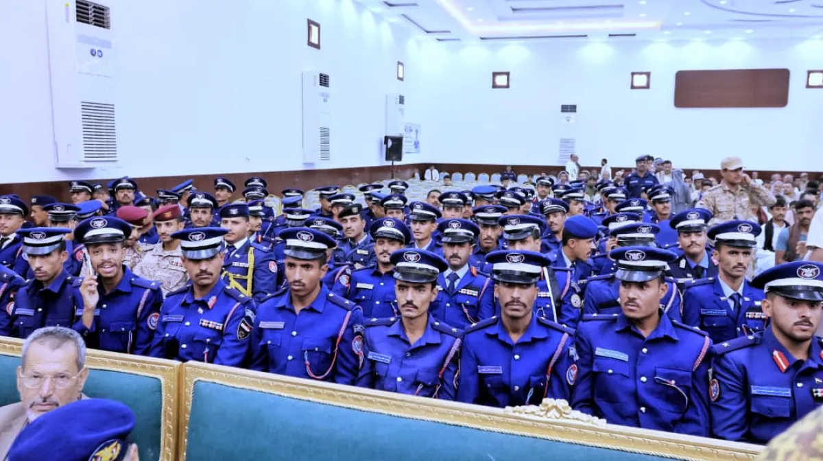 قيادات عسكرية ومحلية تكرّم 137 خريجاً من كلية الطيران والدفاع الجوي من أبناء محافظة إب في مأرب