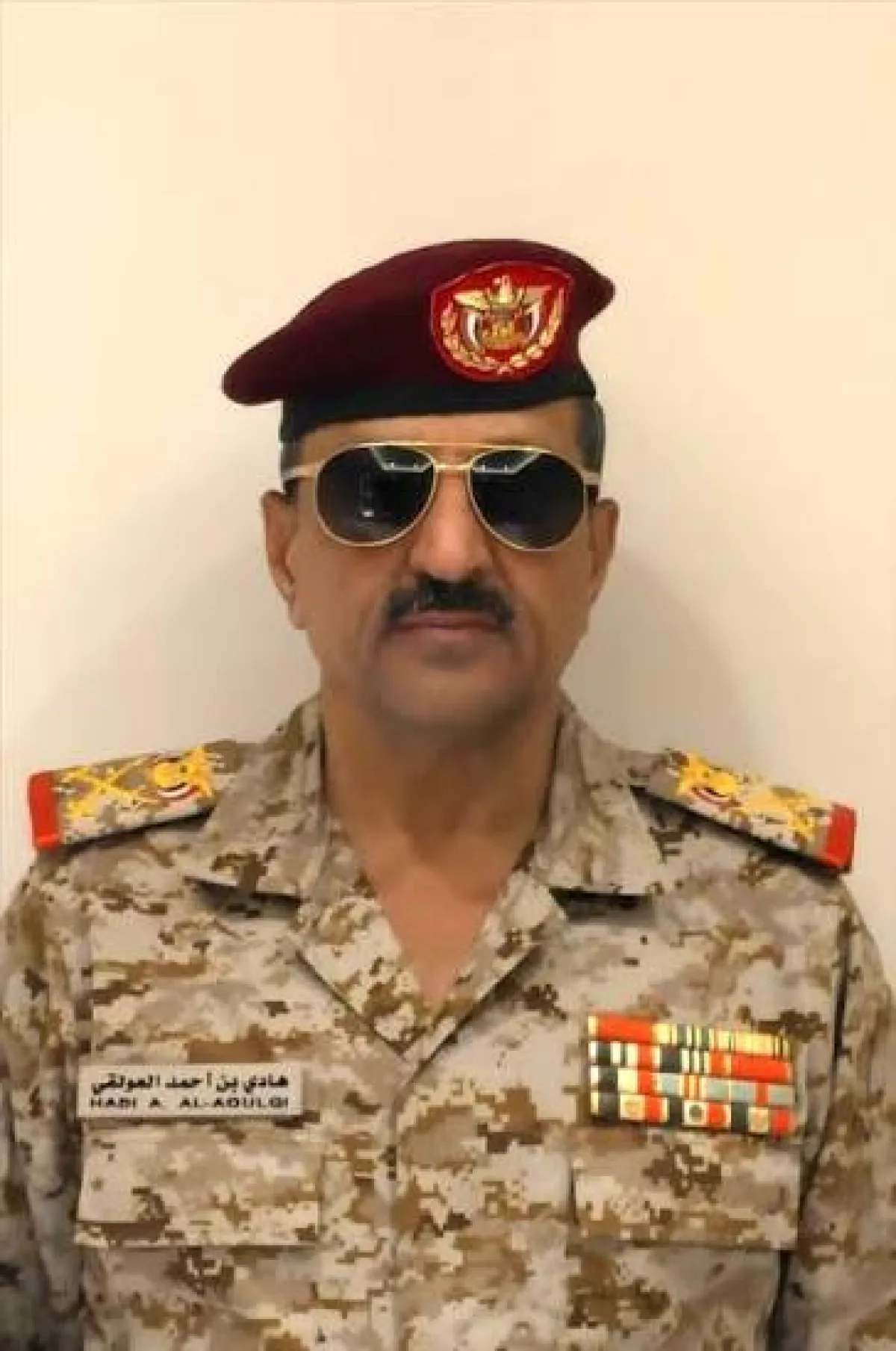 قائد المنطقة العسكرية الثامنة يبعث برقية تهنئة لرئيس وأعضاء مجلس القيادة الرئاسي بمناسبة عيد الأضحى المبارك .
