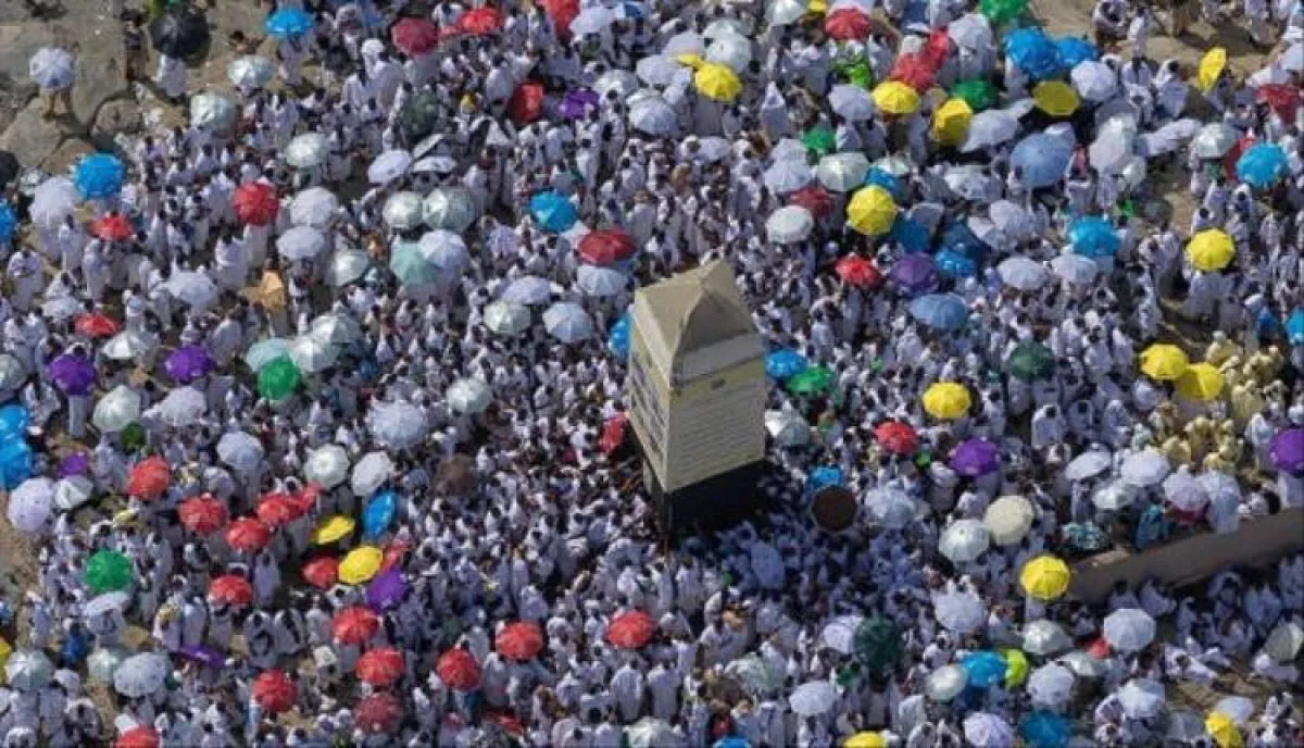 جبل الرحمة يجمع ملايين الحجاج في مشهد إيماني مهيب بعرفات