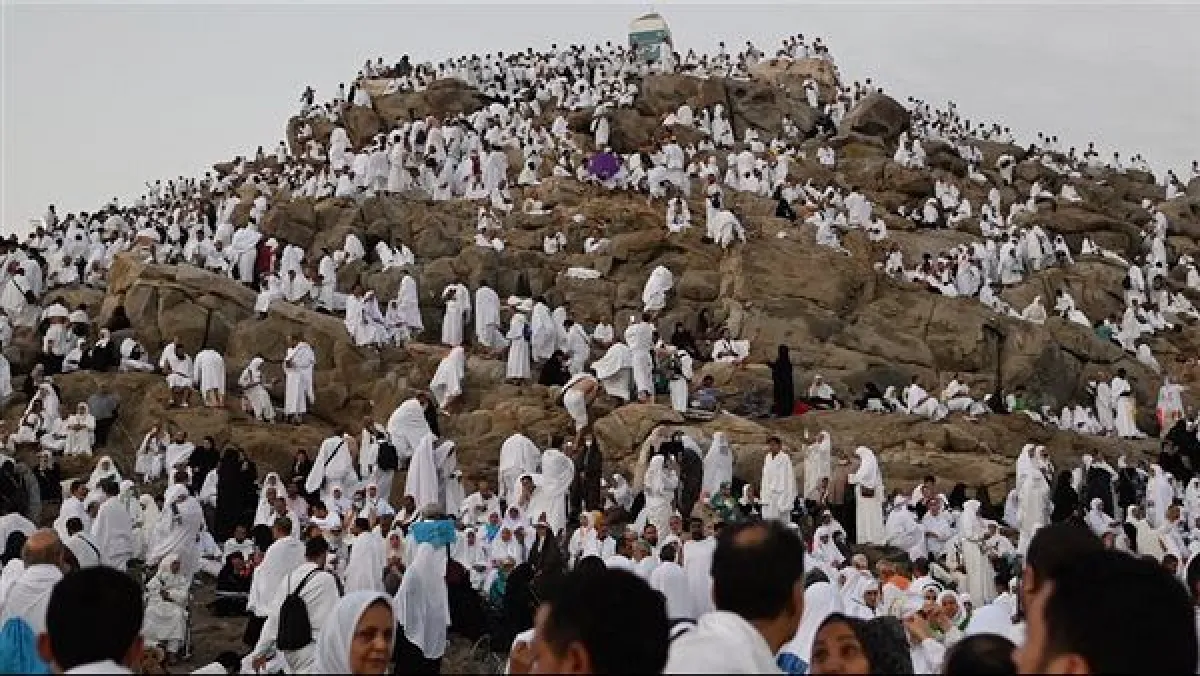 حجاج اليمن يقفون على صعيد عرفات لأداء ركن الحج الأعظم
