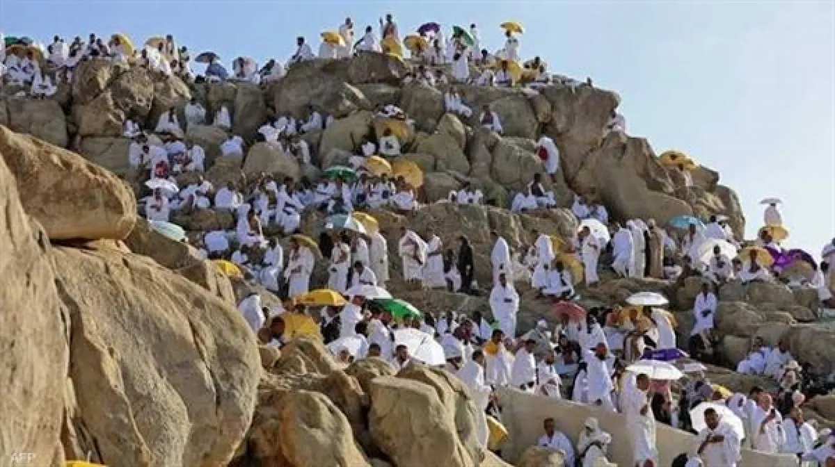 حجاج بيت الله يتوافدون إلى صعيد عرفات لأداء ركن الحج الأعظم