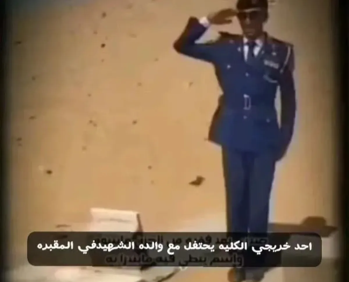 جندي يمني يفاجئ الجميع بخياره الوحيد بينما زملاؤه يحتفلون مع أسرهم 