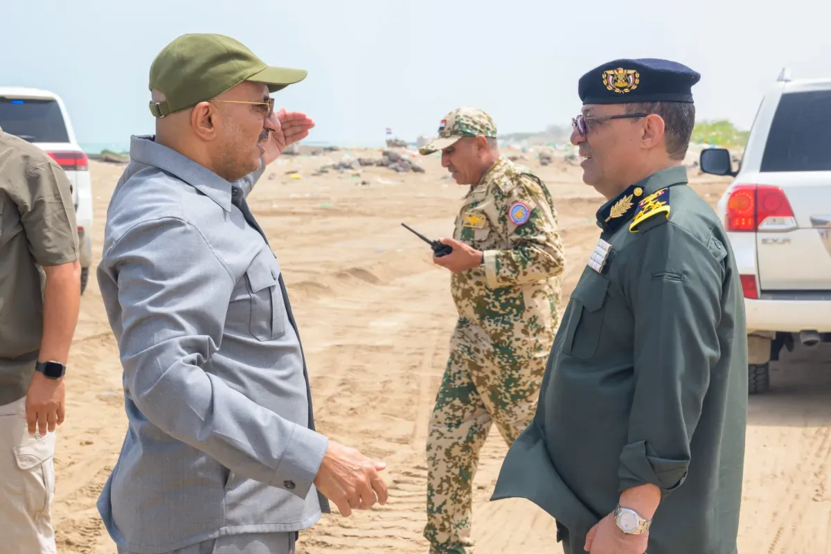 طارق صالح يتفقد ساحل المخا ويحث على رفع مستوى الخدمات لاستقبال الزوار في عيد الأضحى
