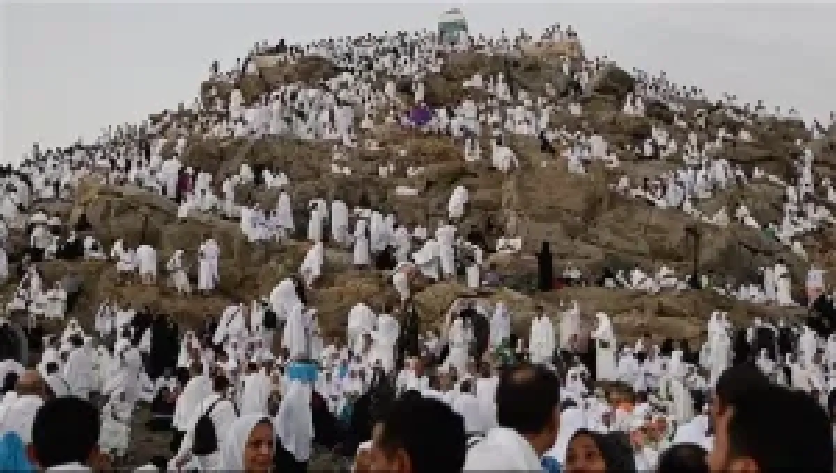 حجاج اليمن يقفون على صعيد عرفات لأداء ركن الحج الأعظم