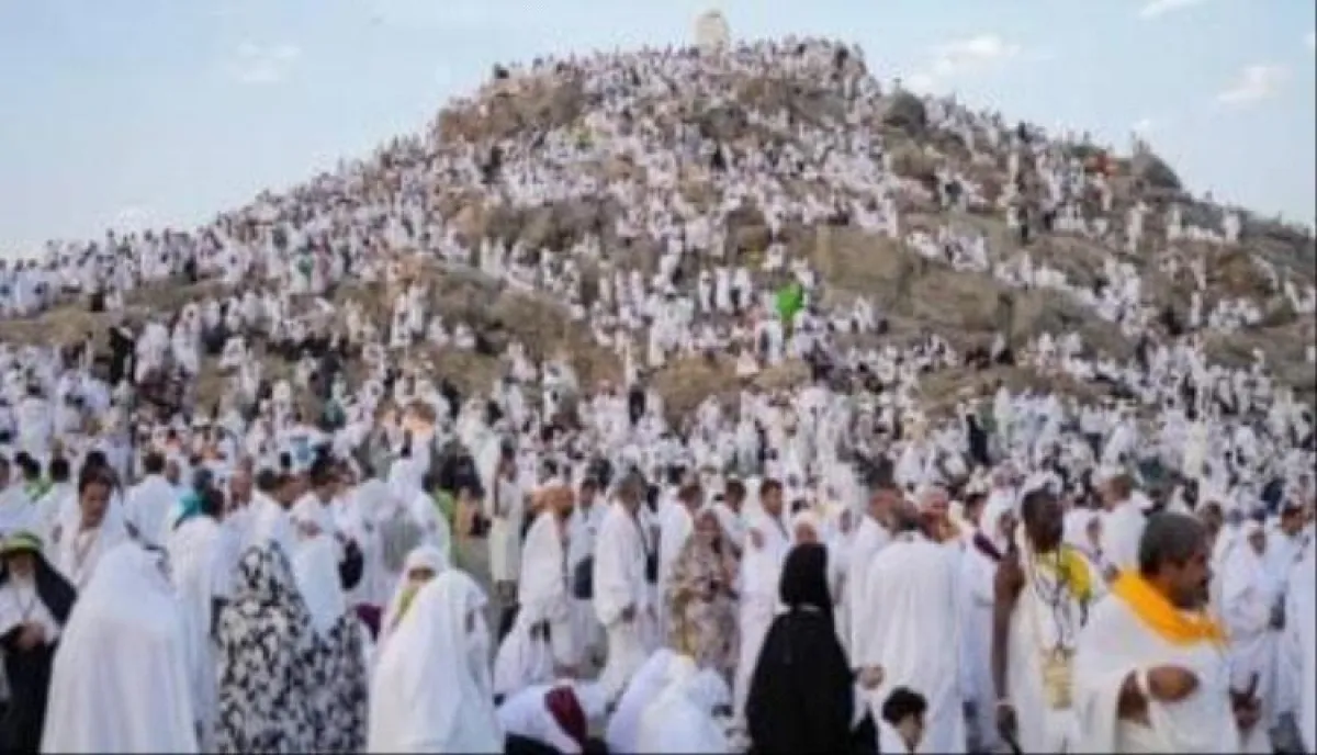 توافد ضيوف الرحمن إلى عرفات وسط إجراءات تنظيمية وصحية مشددة لأداء الركن الأعظم