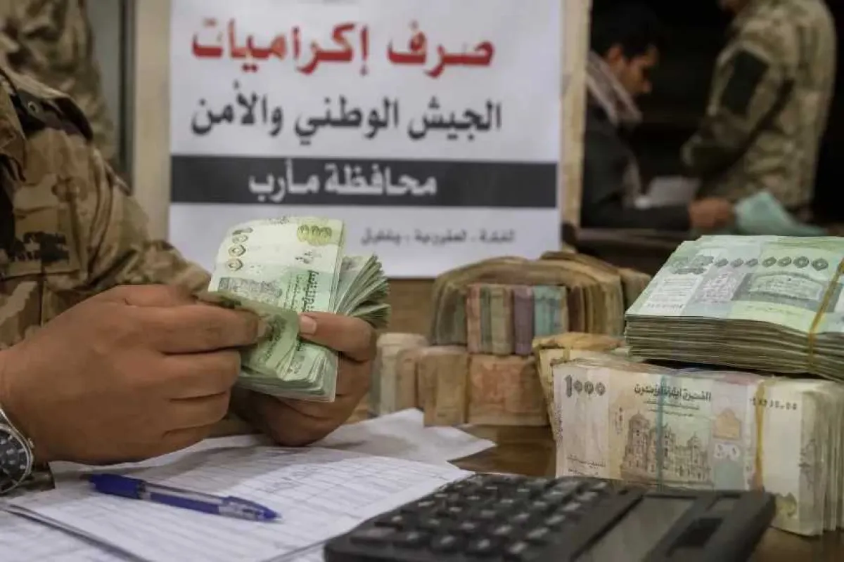 بدء إجراءات صرف 4 إكراميات لمنتسبي الجيش والأمن بمارب.. والكشف عن أسباب تأخر الاعلان الرسمي