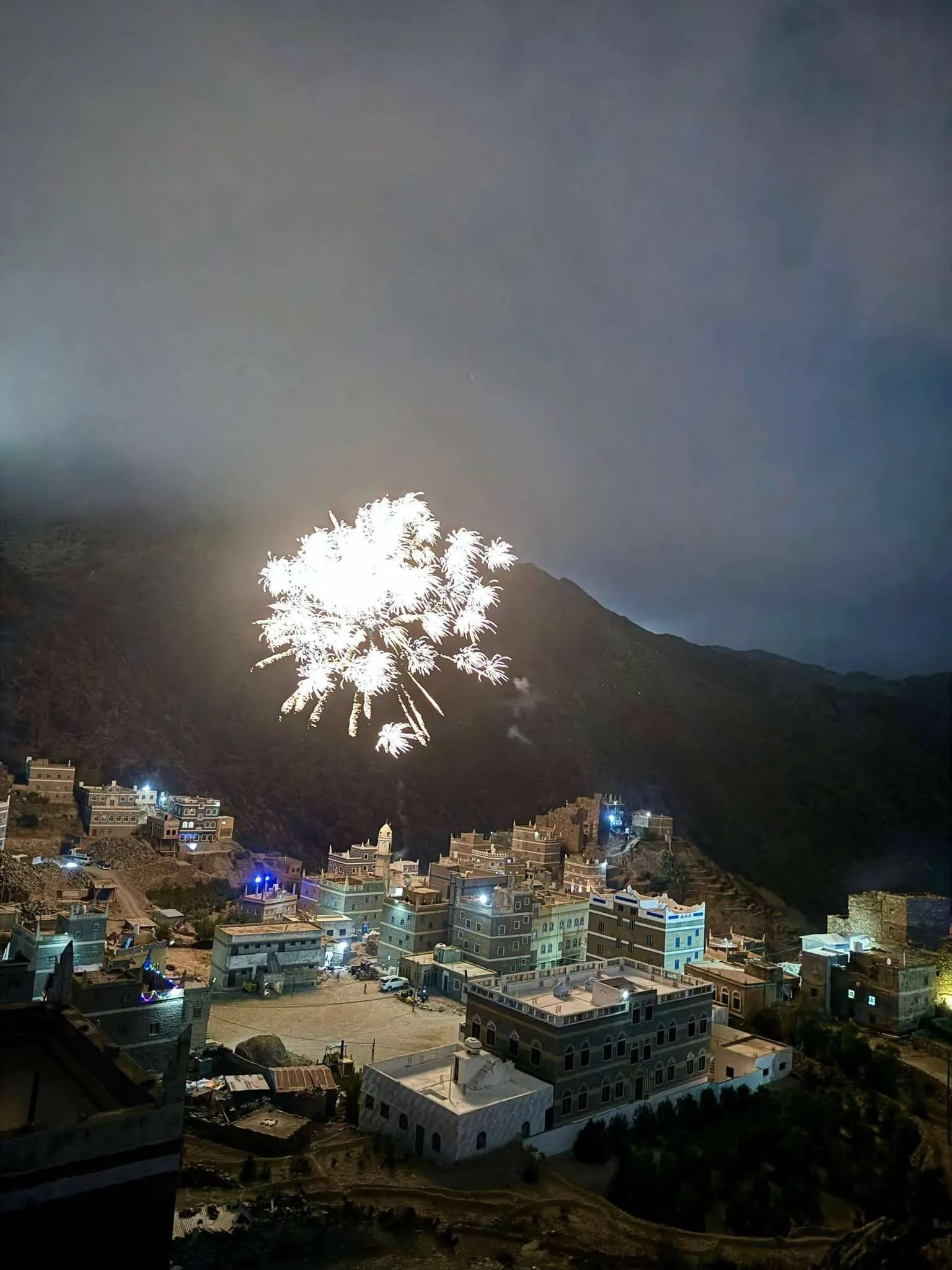 الألعاب النارية تضيء سماء شعب العرمي  في يافع