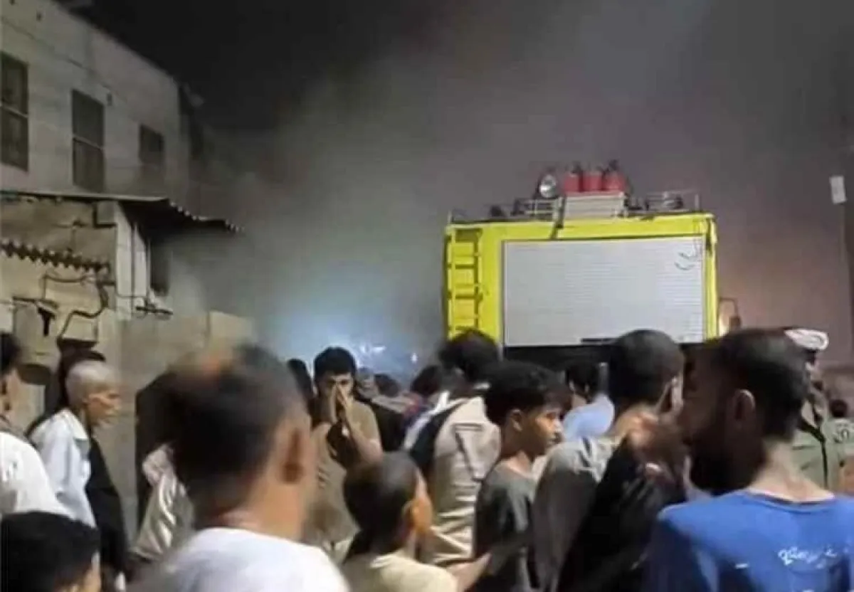حريق يلتهم منزلًا في منطقة البريقة بمدينة عدن 