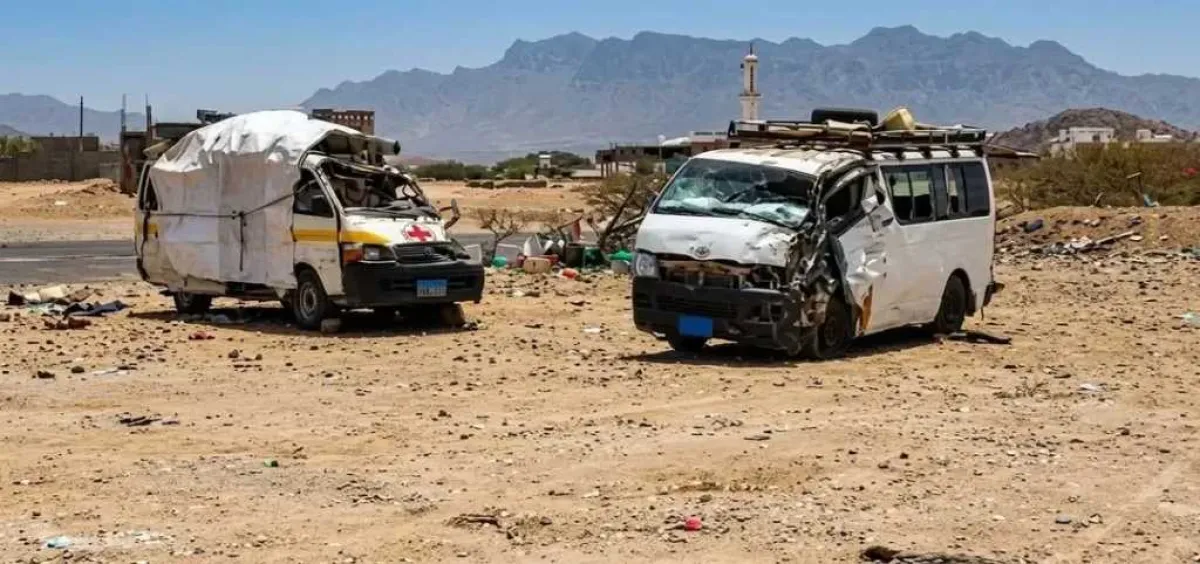 حادث تصادم مروع إثر تصادم مروع بين حافلتين على طريق عدن تعز