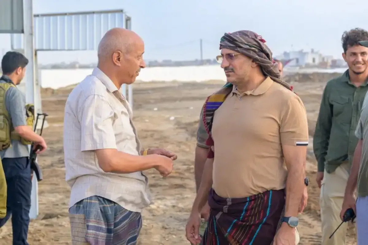 طارق صالح يوجّه بتجهيز ساحل المخا لاستقبال الزوار خلال إجازة عيد الأضحى