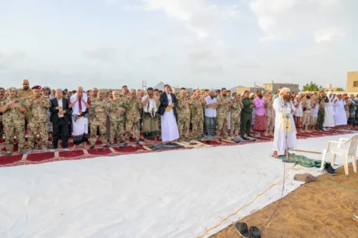 باب المندب.. طارق صالح يؤدي صلاة عيد الأضحى مع جموع المواطنين