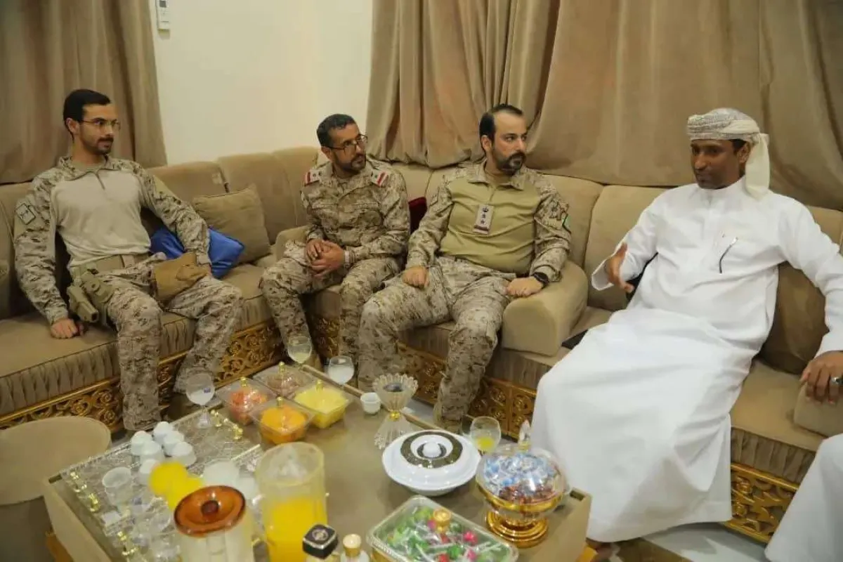 قائد التحالف بالمهرة يزور قيادات وشخصيات بارزة في المهرة مهنئا بعيد الأضحى المبارك