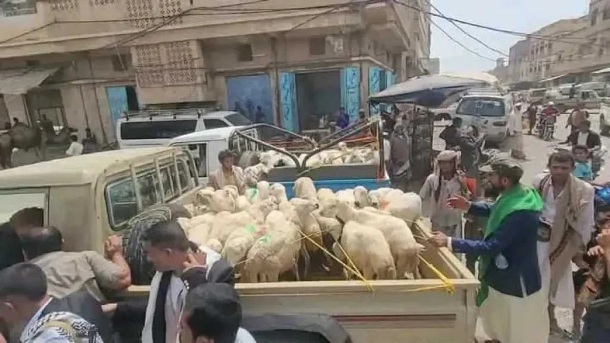 الحوثيون يجبرون أهالي المحويت على تسيير قافلة عيدية لمقاتليهم