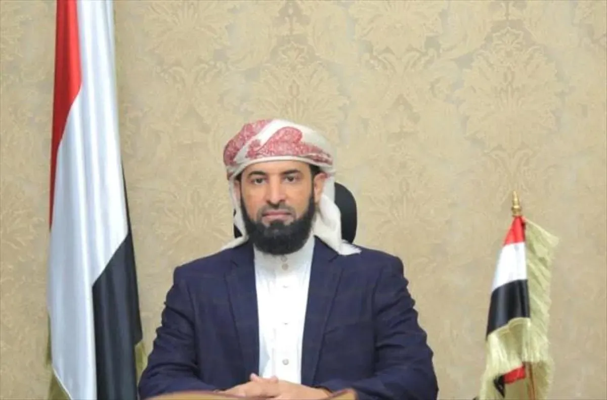 محافظ أبين يوجه بصرف حافز مالي لعمال النظافة والتحسين تقديراً لجهودهم