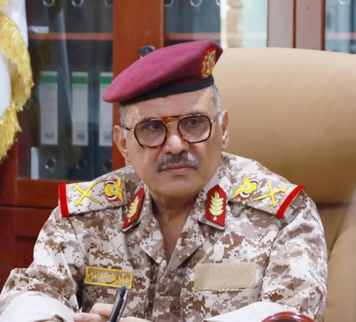 قائد محور تعز يؤكد رفع الجاهزية القتالية ويؤيد دمج التشكيلات العسكرية تحت وزارة الدفاع