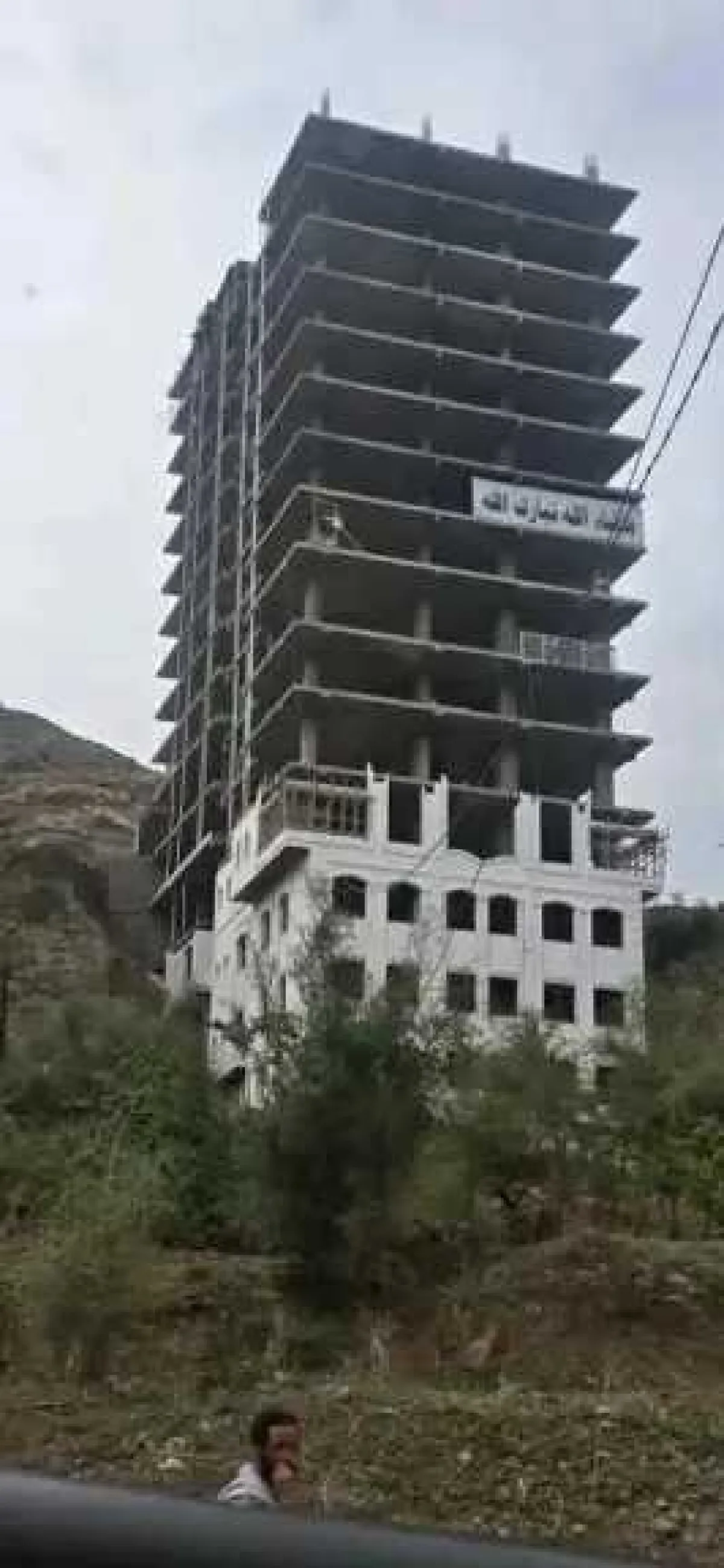 الحوثيون يتخذون اول اجراء ضد برج مشرح الذي يتجاوز ارتفاعه ١٧ طابقا في مدينة إب