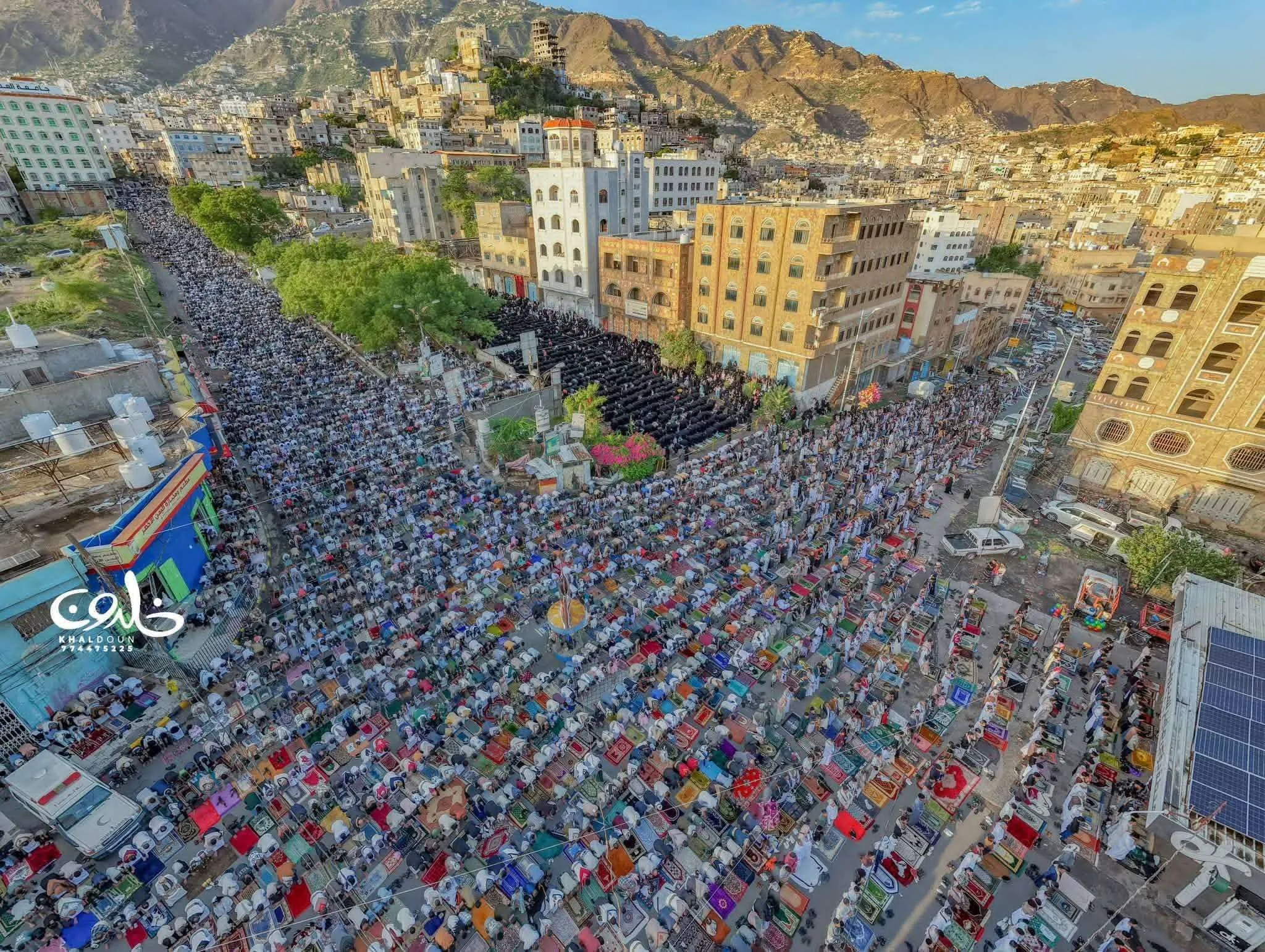 بالصور .. أبناء تعز يؤدون صلاة العيد