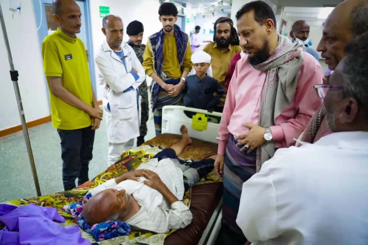 محافظ العاصمة عدن المحافظ شيخ يعايد المرضى في عدد من مستشفيات العاصمة عدن ويطمئن على أوضاعهم الصحية
