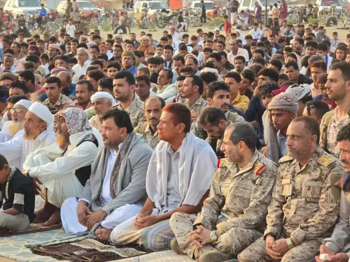 قائد المنطقة العسكرية الخامسة يؤدي صلاة العيد مع المواطنين والوجهاء في مديرية حيران بحجة