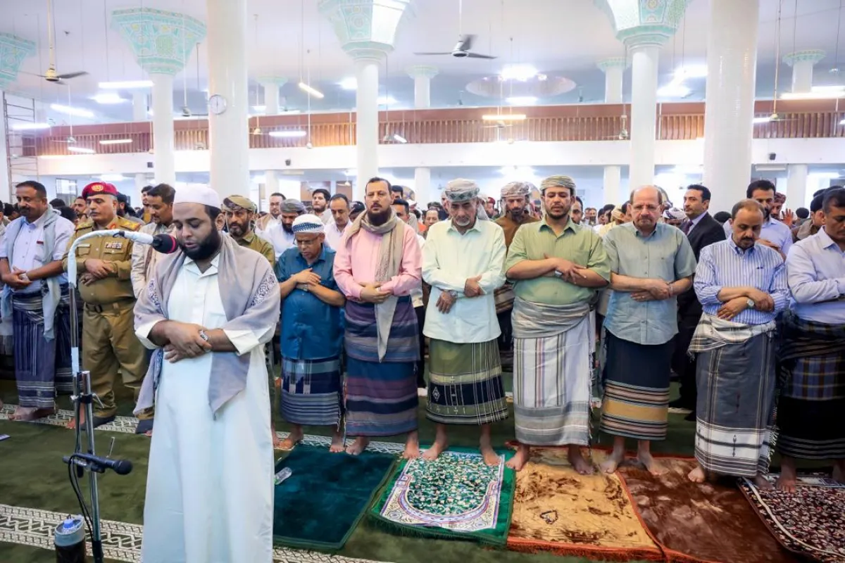 عضوا مجلس القيادة الرئاسي العليمي والصبيحي ورئيس الوزراء وزير الخارجية الزنظاني يؤدون صلاة عيد الأضحى مع جموع المصلين في عدن